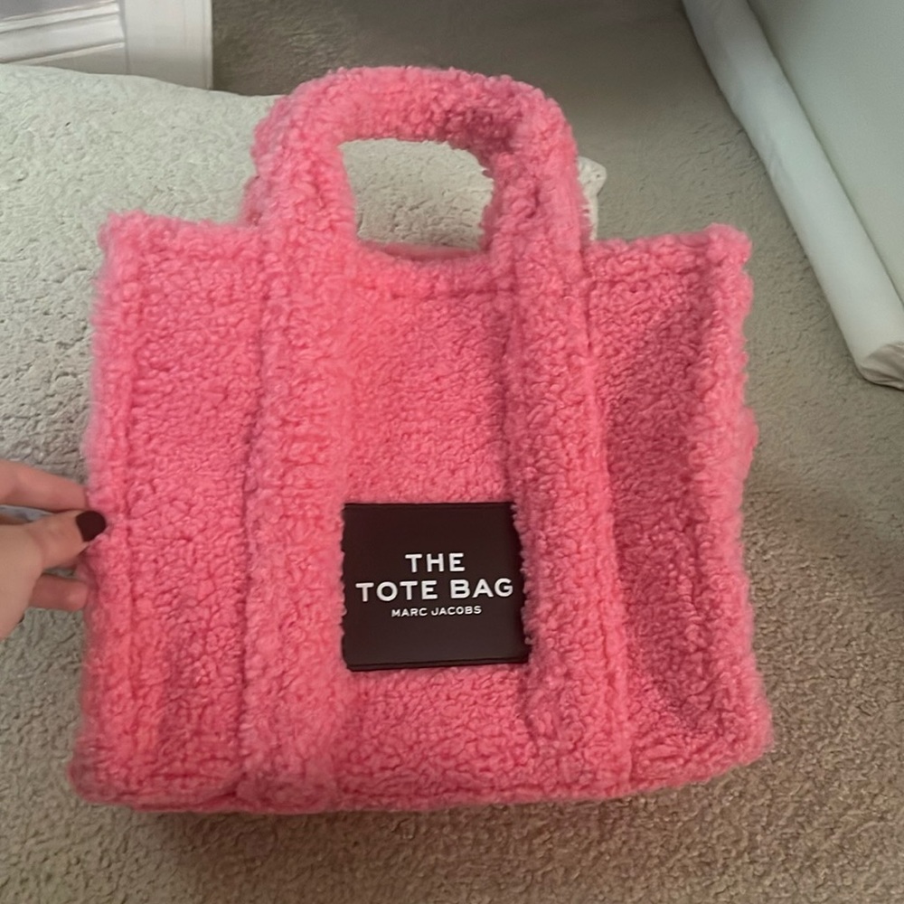 marc jacob’s pink fluffy purse